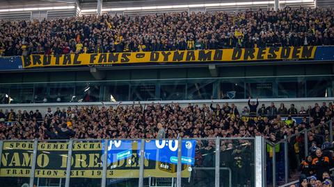 Die Fans von Dynamo Dresden griffen nach DFB-Angaben beim Spiel gegen Schalke 04 im vergangenen Oktober Ordner an.