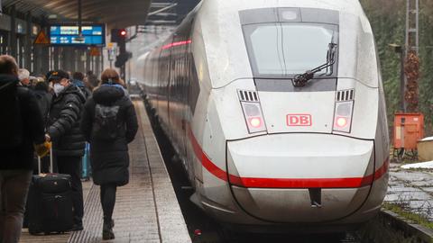 Ein ICE verlässt den Hauptbahnhof in Hamburg.