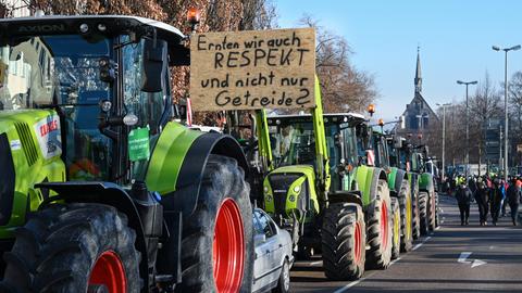 Mit einem Traktor-Konvoi demonstrieren Bauern in der Kasseler Innenstadt gegen Subventionskürzungen.