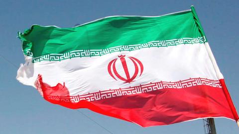 Die Flagge des Iran weht im Wind.