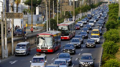 Straße mit dichtem Verkehr in Lima