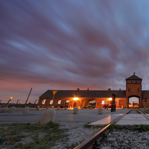 Der Blick auf das Tor zum früheren deutschen Vernichtungslager Auschwitz-Birkenau