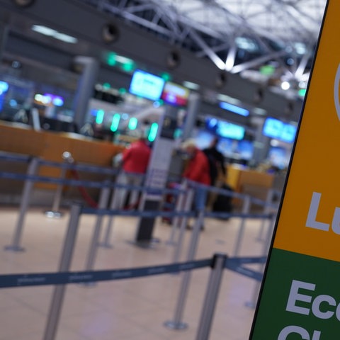 Passagiere stehen Check-In-Bereich der Lufthansa im Terminal 2 in Hamburg