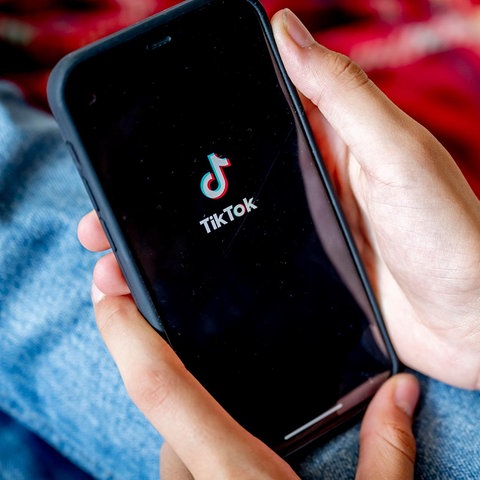 TikTok-Logo auf einem Smartphonebildschirm.