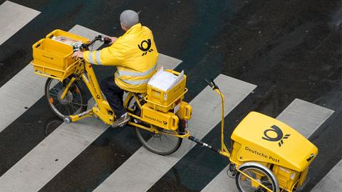 Briefträger auf dem Fahrrad