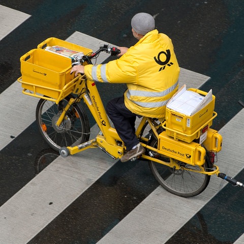 Briefträger auf dem Fahrrad