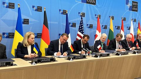 Boris Pistorius (2.v.l), Sébastien Lecornu (Mitte) sowie weitere Ministerinnen und Minister unterzeichnen im Brüsseler NATO-Hauptquartier ein Dokument für eine Koalition.