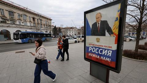 Auf einem Plakat ain Sewastopol (Krim) steht unter einem Konterfei von Wladimir Putin "Wir brauchen Russland"