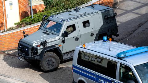 Ein gepanzertes Fahrzeug der Polizei verlässt den Hof des Amtsgerichts in Verden.
