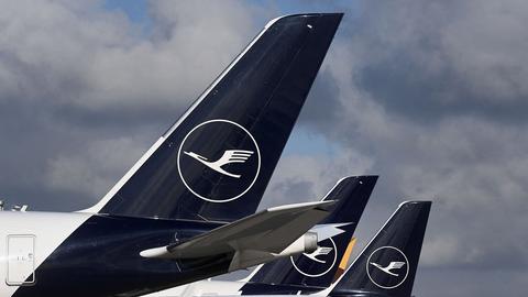Das Logo der Lufthansa ist auf den Heckflossen von Flugzeugen zu sehen.