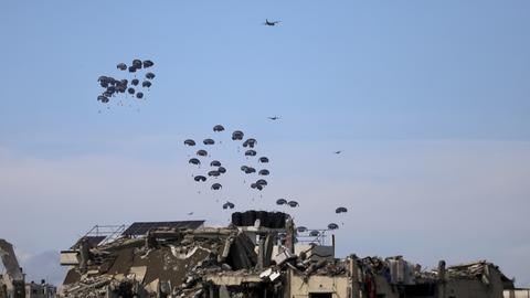 Die US-Luftwaffe wirft humanitäre Hilfe für Palästinenser im Gazastreifen ab. 