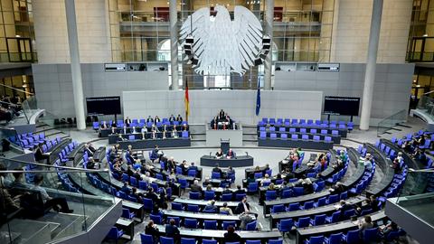 Die Abgeordneten des Bundestags debattieren während der 157. Sitzung des Bundestages. Die Themen sind unter anderem, die Abstimmung zur Lieferung des Marschflugkörpers "Taurus" 