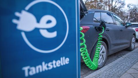 Ein E-Auto wird an einer Ladesäule aufgeladen.