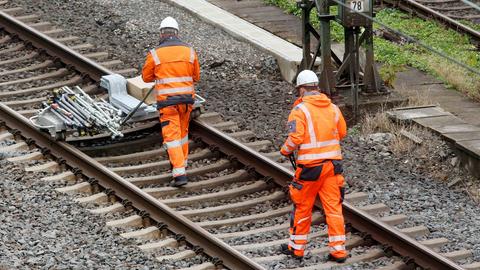 Arbeiter reparieren auf der Strecke zwischen Essen und Duisburg, hier in Höhe Mülheim, das Schienennetz.
