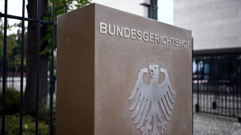 Karlsruhe: Ein Hinweisschild mit Bundesadler und der Aufschrift Bundesgerichtshof, aufgenommen vor dem Bundesgerichtshof (BGH)