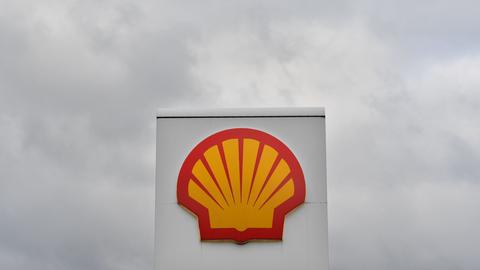 Das Logo des Ölkonzerns Shell vor einem wolkenverhangenen, grauen Himmel. (AFP)