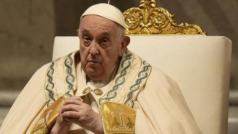 Papst Franziskus leitet die Feier der Osternacht im Petersdom.