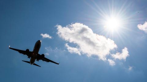 Ein Ferienflieger der Corendon Airlines Europe  landet bei Sonnenschein und blauem Himmel. (dpa)