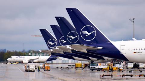 Lufthansa Maschinen am Boden.