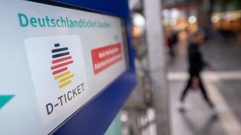 Hinweis auf das Deutschlandticket an einem Fahrkartenautomaten