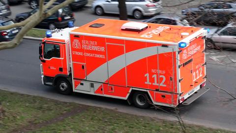 Ein Rettungswagen des Stroke-Units der Berliner Feuerwehr im Einsatz