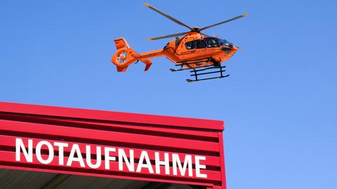Ein Rettungshubschrauber fliegt über einem Krankenhaus