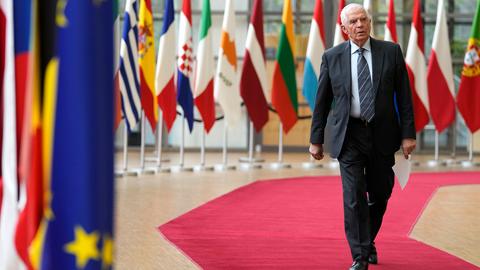 Josep Borrell trifft zu einem Treffen der EU-Außenminister im Gebäude des Europäischen Rates in Brüssel ein.