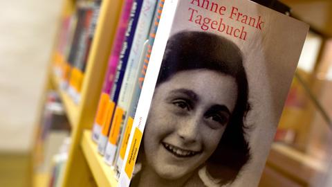  In einem Bücherregal steht ein «Anne Frank Tagebuch»