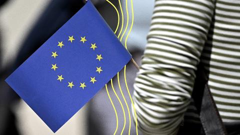 Eine EU-Flagge bei der EU­Tour durch die Nürnberger Altstadt anlässlich der anstehenden Europawahl am 9. Juni 2024.