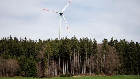 Eine Windkraftanlage ist in einem Wald im Gebiet der Gemeinde Berg am Starnberger See (Bayern) zu sehen.