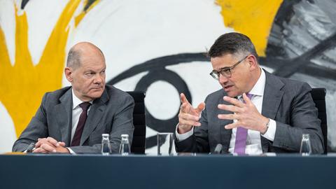 Kanlzer Olaf Scholz und  Boris Rhein, Ministerpräsident von Hessen