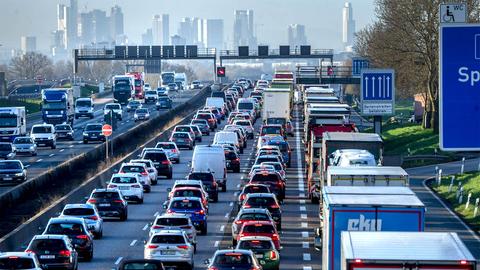 Stau auf einer Stadtautobahn Richtung Frankfurter Innenstadt.