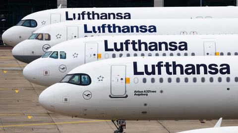 Abgestellte Flugzeuge der Lufthansa auf dem Flughafen Frankfurt. 