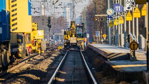 Baufahrzeug auf der Strecke der Riedbahn.