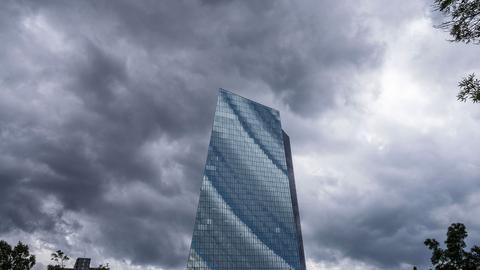 Dunkle Wolken hängen über der Zentrale der Europäischen Zentralbank (EZB), 