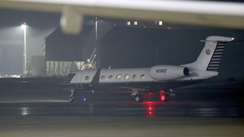 Ein Flugzeug landet auf dem militärischen Teil vom Flughafen Köln Bonn.