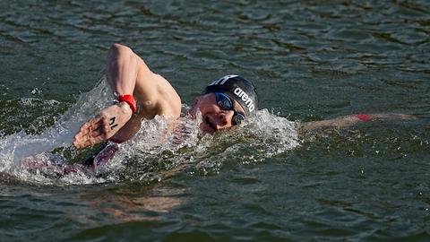 Oliver Klemet schwimmt in der Seine