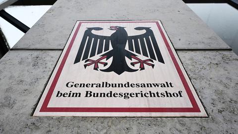 Ein Hinweisschild vor der Bundesanwaltschaft mit Bundesadler und dem Schriftzug "Generalbundesanwalt beim Bundesgerichtshof" in Karlsruhe.