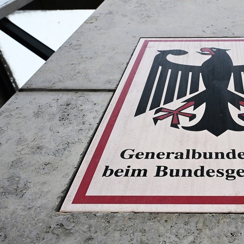 Ein Hinweisschild vor der Bundesanwaltschaft mit Bundesadler und dem Schriftzug "Generalbundesanwalt beim Bundesgerichtshof" in Karlsruhe.