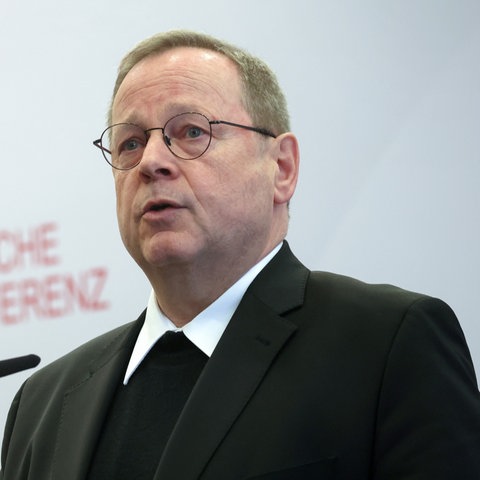 Bischof Georg Bätzing, Vorsitzender der Deutschen Bischofskonferenz, spricht bei einer Pressekonferenz. (Archivbild: 19.02.2024)