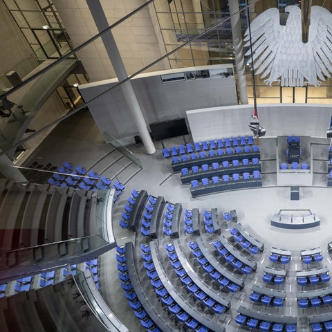 Berlin: Blick in den leeren Plenarsaal im Bundestag im Reichstagsgebäude.