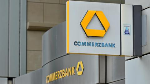 Logo der Commerzbank an einer Filiale.