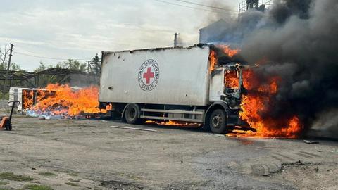 Ein brennender Lkw des Roten Kreuzes in der Ukraine.