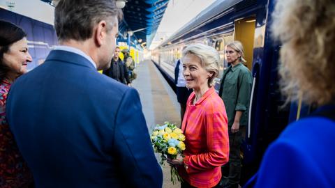 Ursula von der Leyen (CDU), Präsidentin der Europäischen Kommission, kommt am Hauptbahnhof von Kiew an.