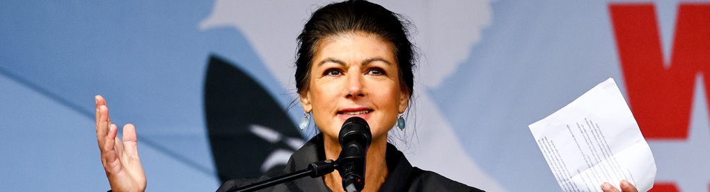 Sahra Wagenknecht spricht auf einer Friedensdemonstration (Archivbild).