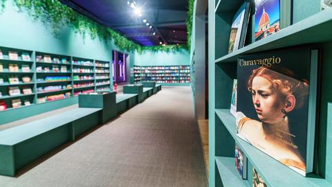 In einem Ausstellungsraum auf der Frankfurter Buchmesse werden Bücher mit Bezug auf Italien gezeigt.