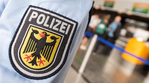 Eine Streife der Bundespolizei geht durch das Terminal des Frankfurter Flughafens.