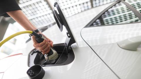 Ein E-Auto wird an einer mit Solarstrom gespeisten Ladesäule in Berlin geladen.