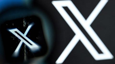 Das Logo von X ist auf einem Display eines Smartphones zu sehen.