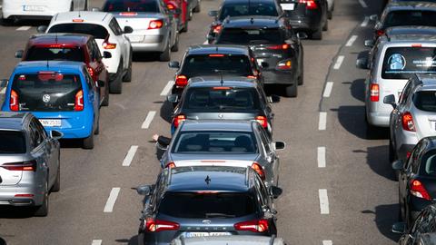 Autos stehen in Stuttgart im Stau.